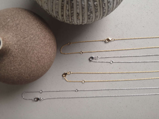 Halsband med justerbar stolek av silver och guldförgyllt silver hjälper dig att välja rätt längd på ditt halsband.