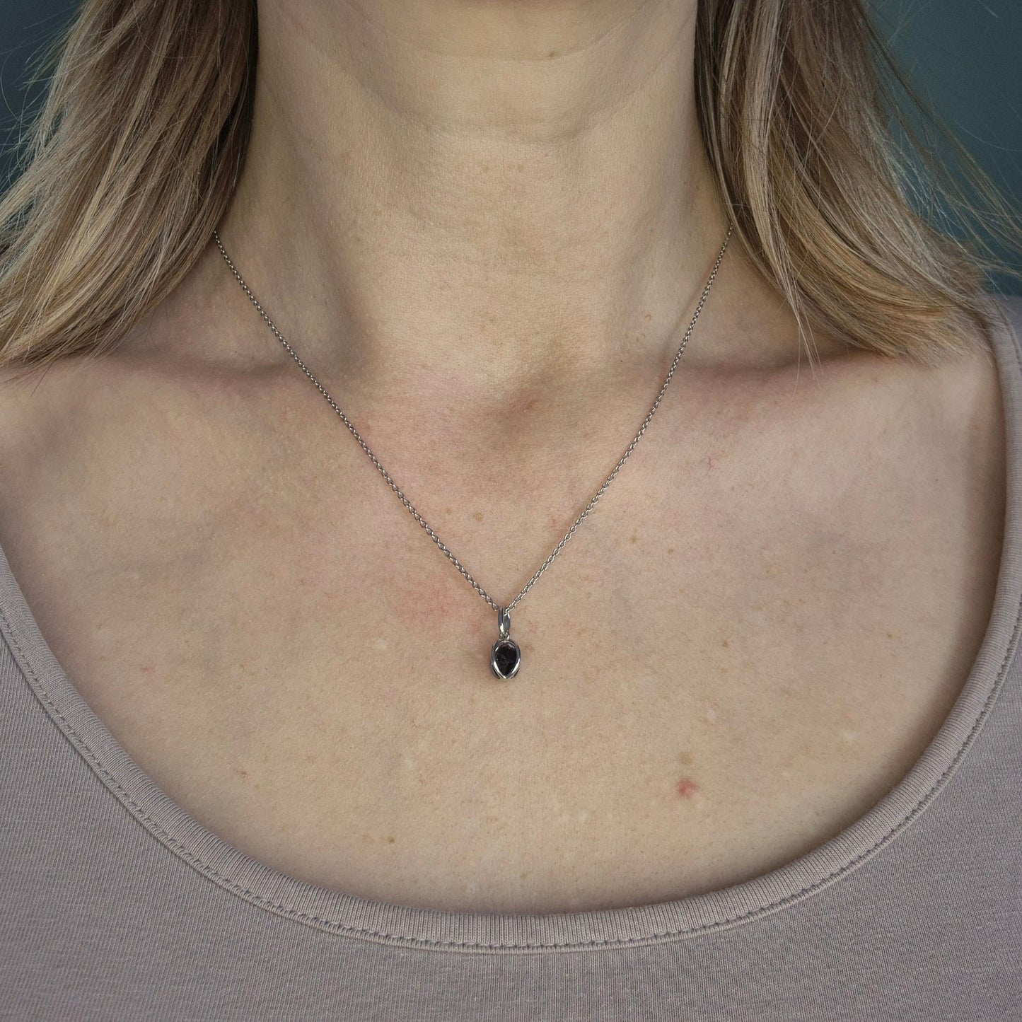 Hängsmycke av silver med rå kristall av onyx