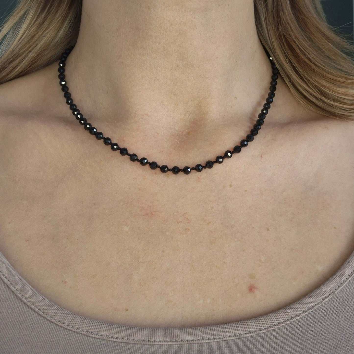 halsband med facetterade kristaller av onyxer