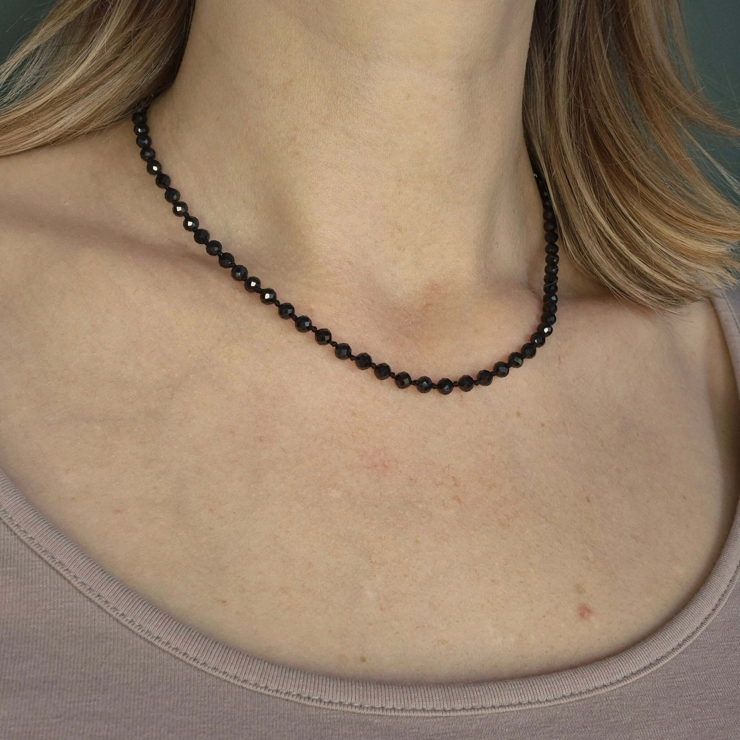 halsband med facetterade kristaller av onyxer
