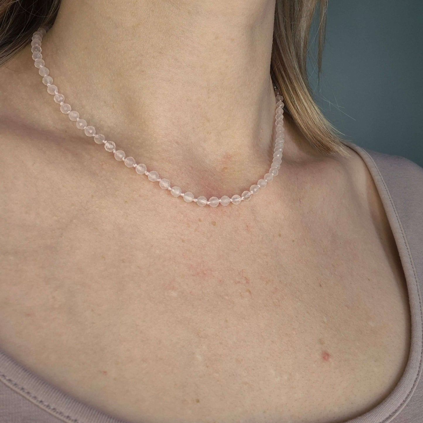 halsband med facetterade kristaller av rosenkvarts