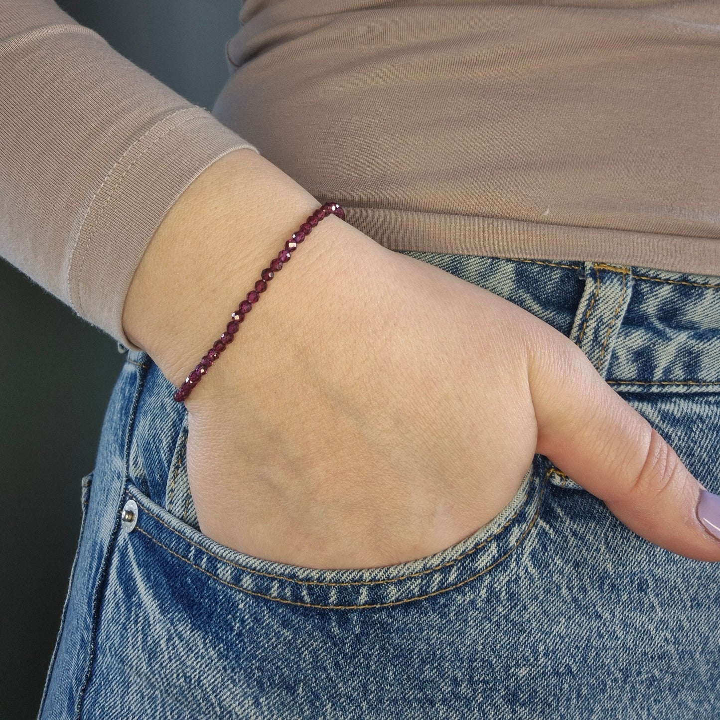 armband med facetterade kristaller av granat med justerbart lås av guldförgyllt silver