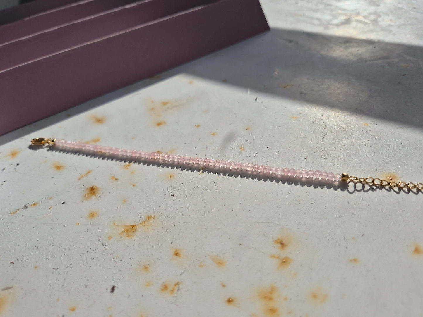Armband med facetterade kristaller av rosenkvarts och justerbart lås