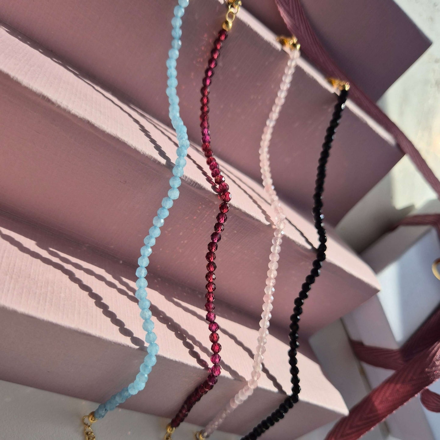 armband med facetterade kristaller för dina affirmationer. Kristaller av rosenkvarts, garat, akvamarin och onyx