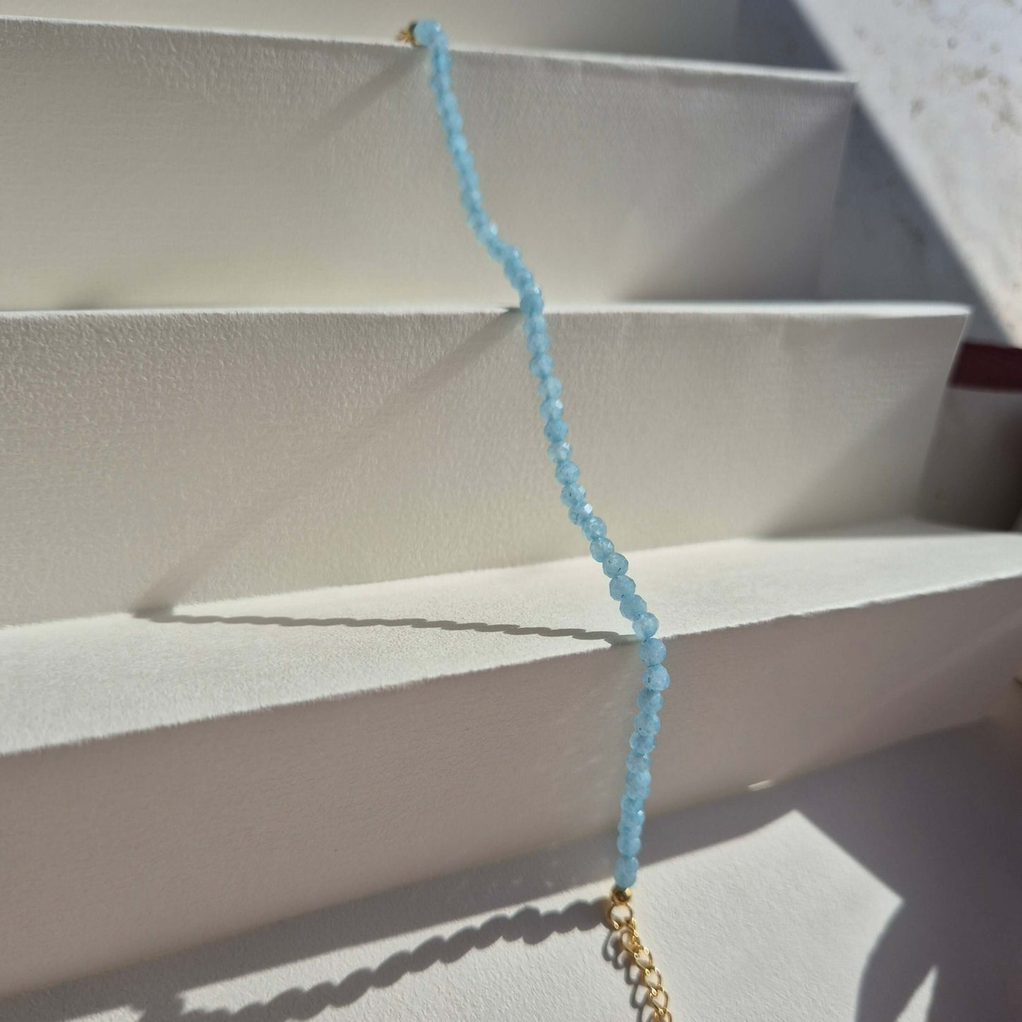 Armband med facetterade kristaller av akvamarin och justerbart lås