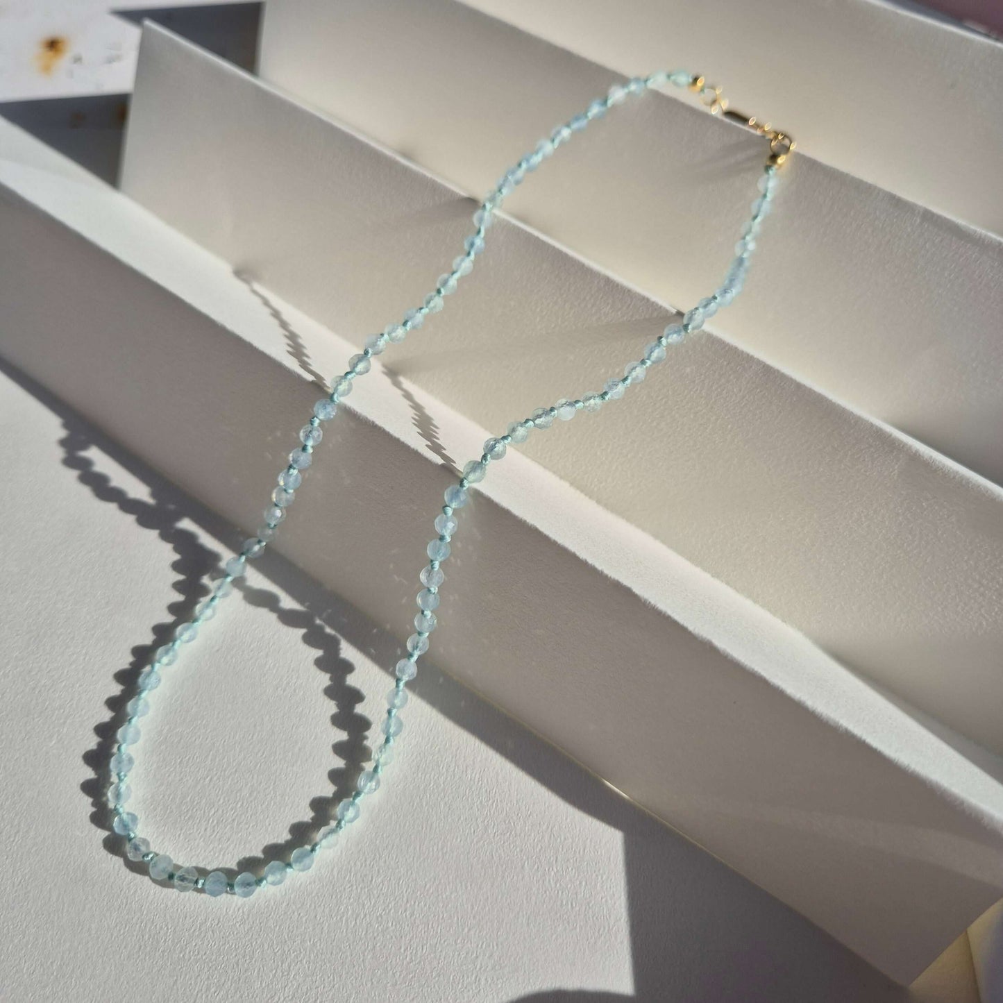 Halsband med facetterade kristaller av blå akvamarin