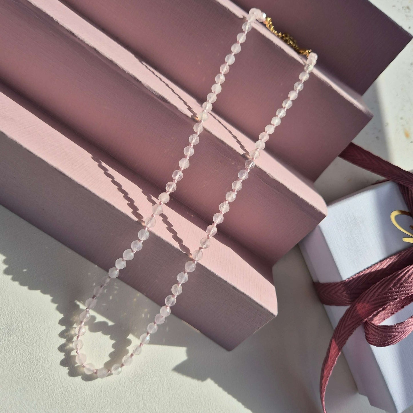 halsband med facetterade kristaller av rosenkvarts