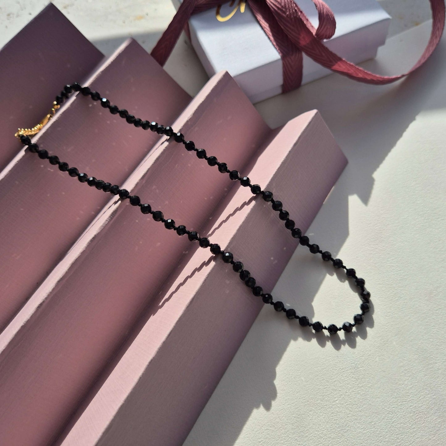 halsband med facetterade kristaller av onyxer
