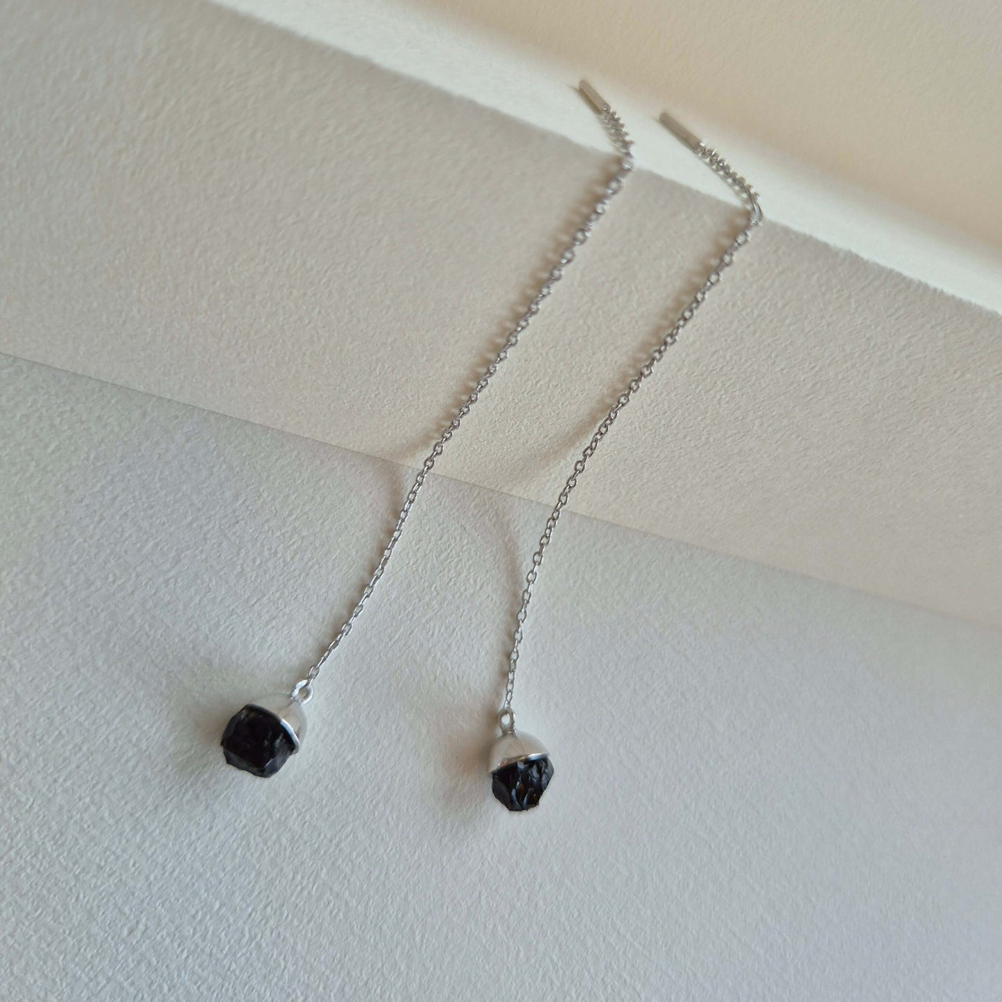 Örhängen på tunn silver kedja med rå kristall av obsidian