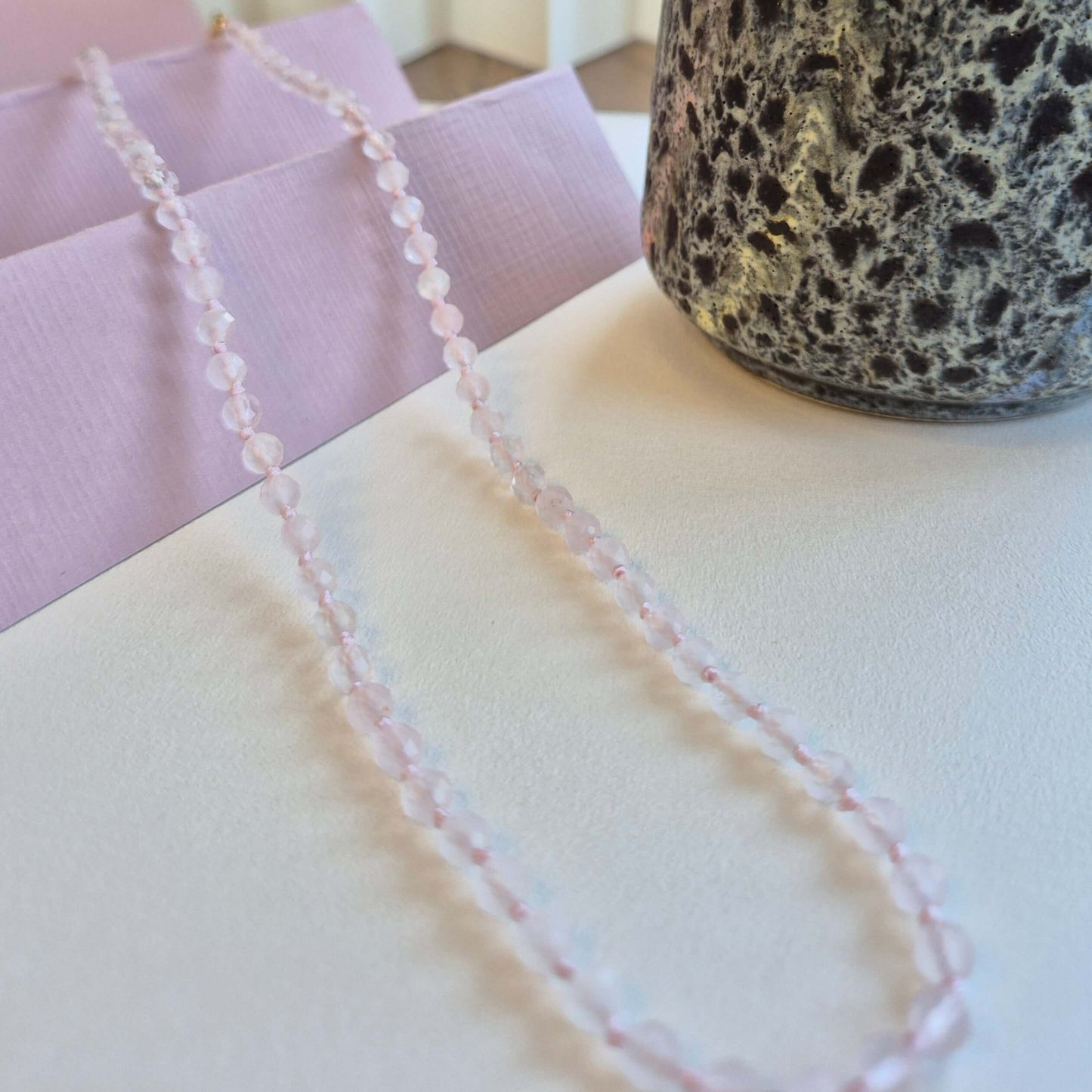 halsband med facetterade kristaller av rosenkvarts