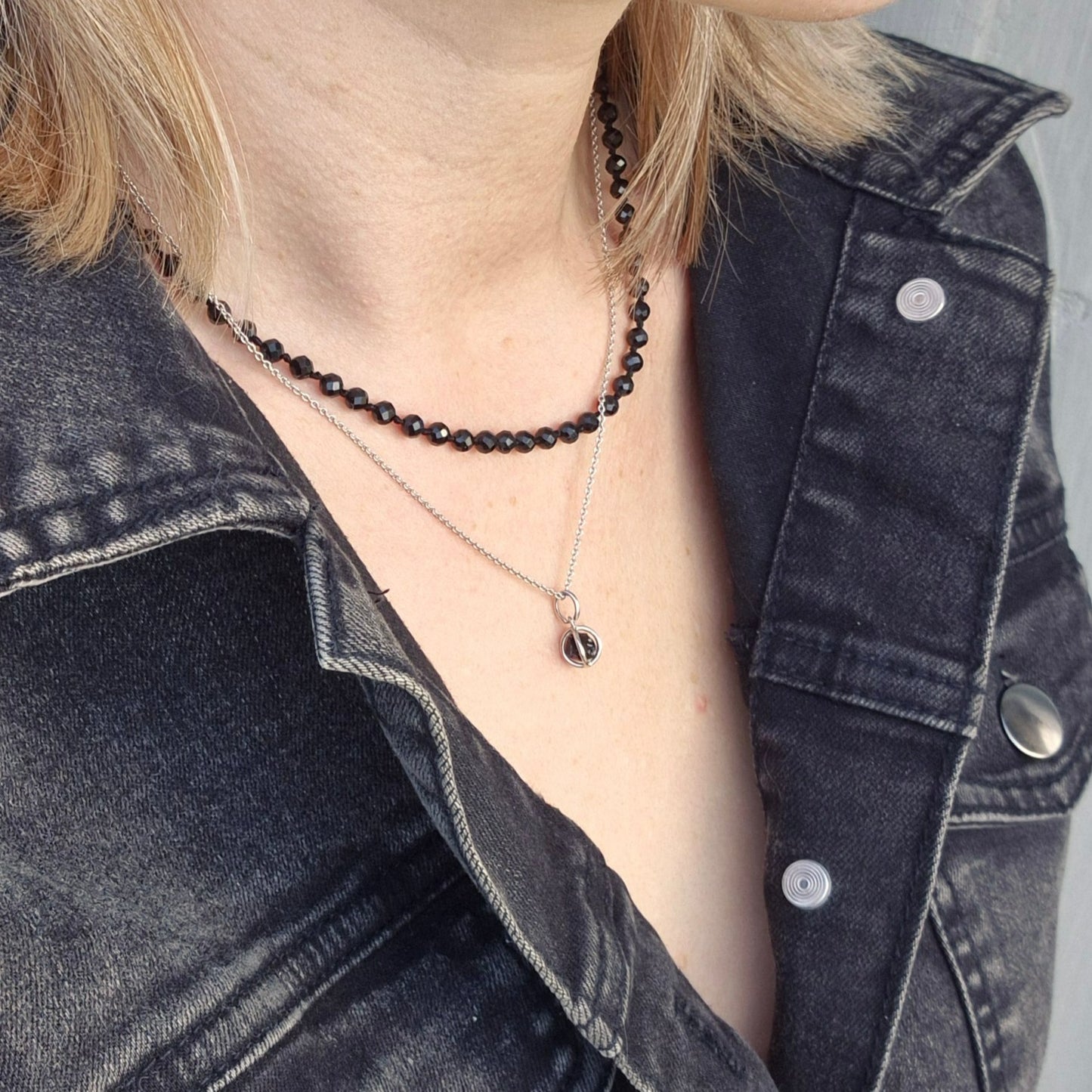 Hängsmycke av silver med rå kristall av onyx och halsband med facetterade svarta obsidian kristaller