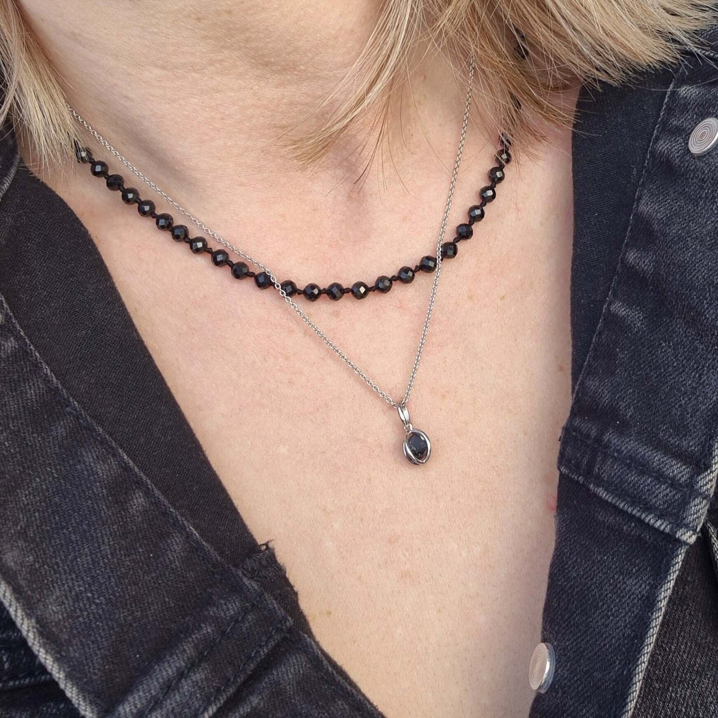 kombination av flera halsband med kristaller av onyx och halsband av silver