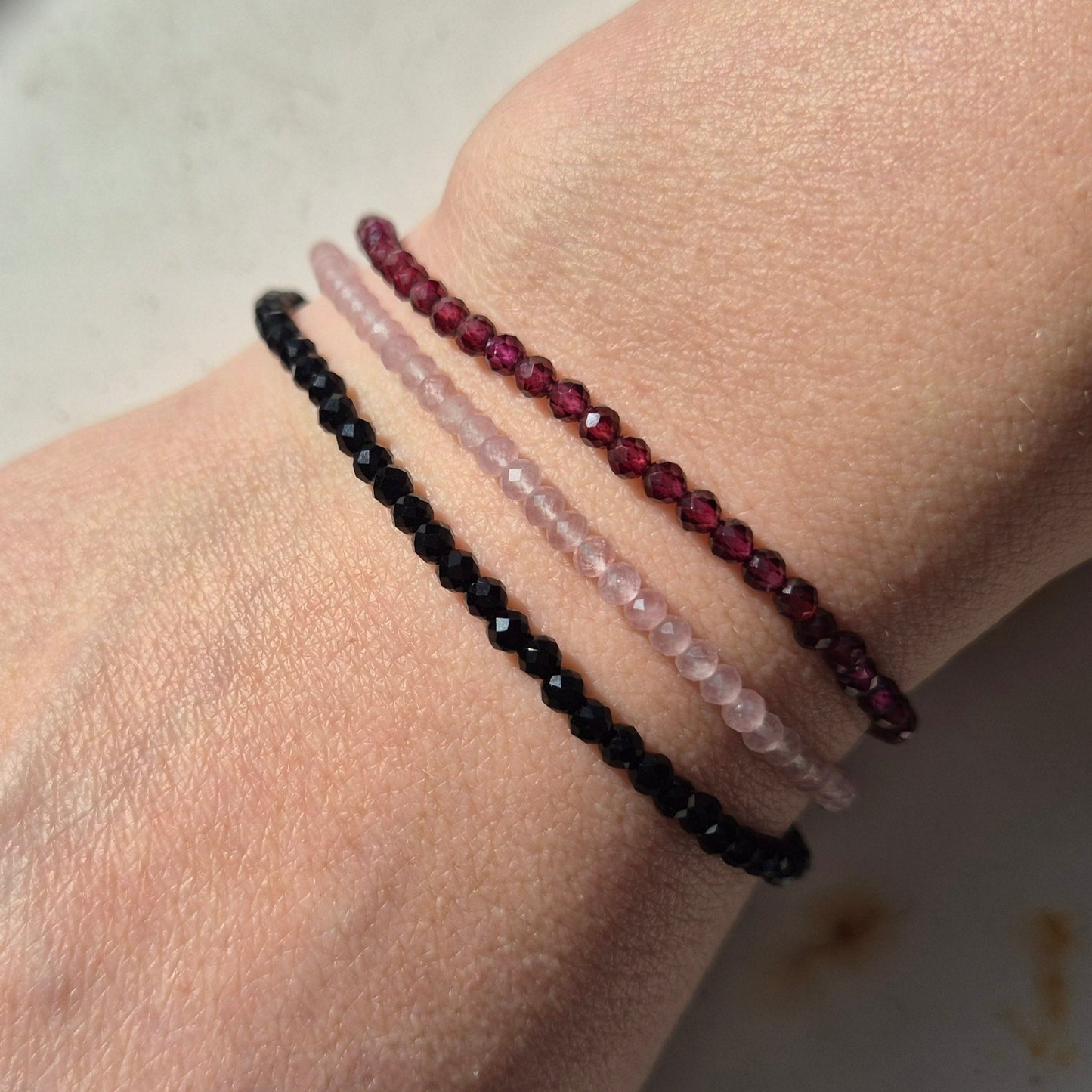 Kombination av armband med facetterade kristaller av onyx rosenkvarts och granat med justerbart lås av guldförgyllt silver