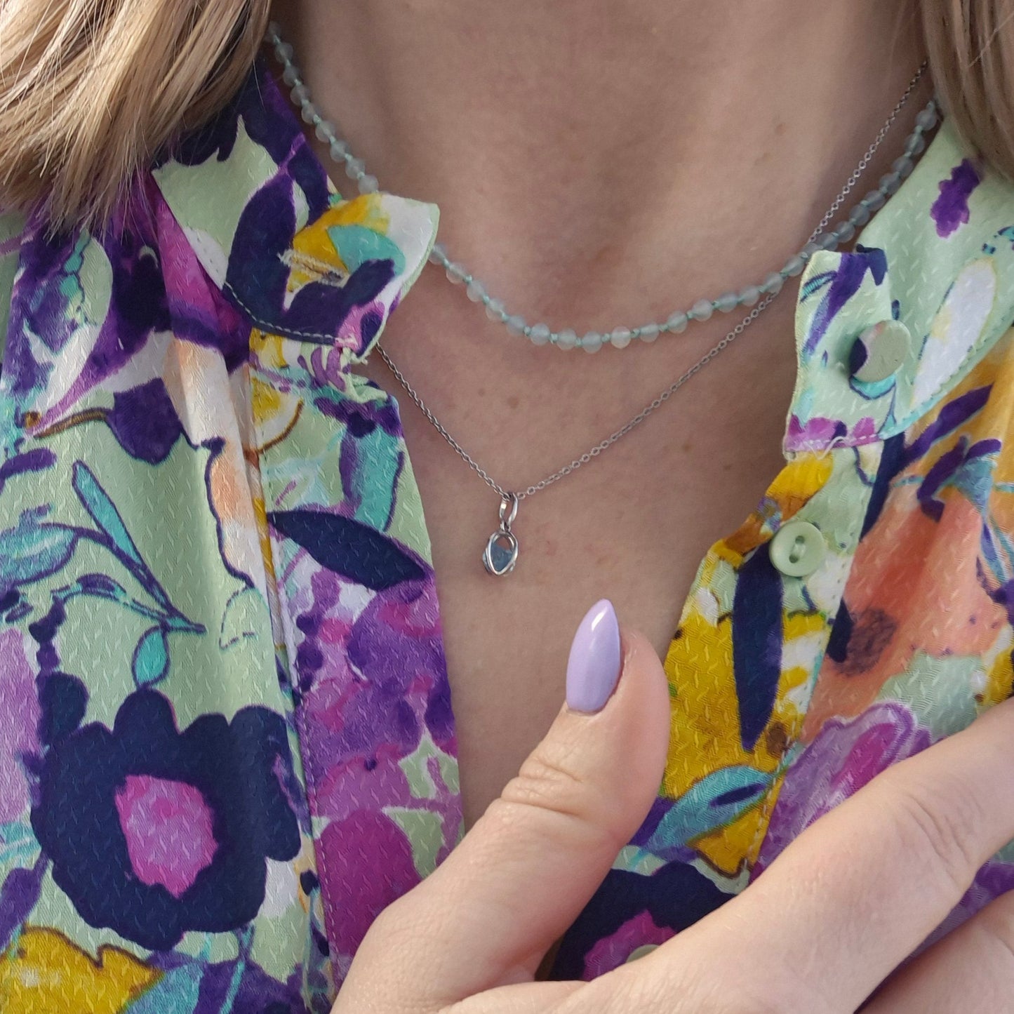 Kombination av halsband med facetterade akvamarin kristaller Hängsmycke av silver med rå kristall av akvamarin