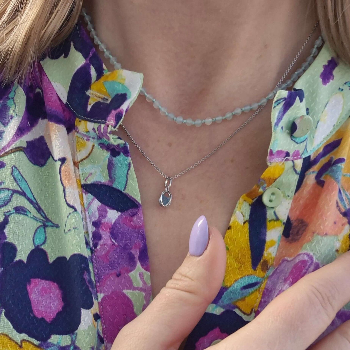 Flera halsband och hängsmycke av silver och kristaller av akvamarin