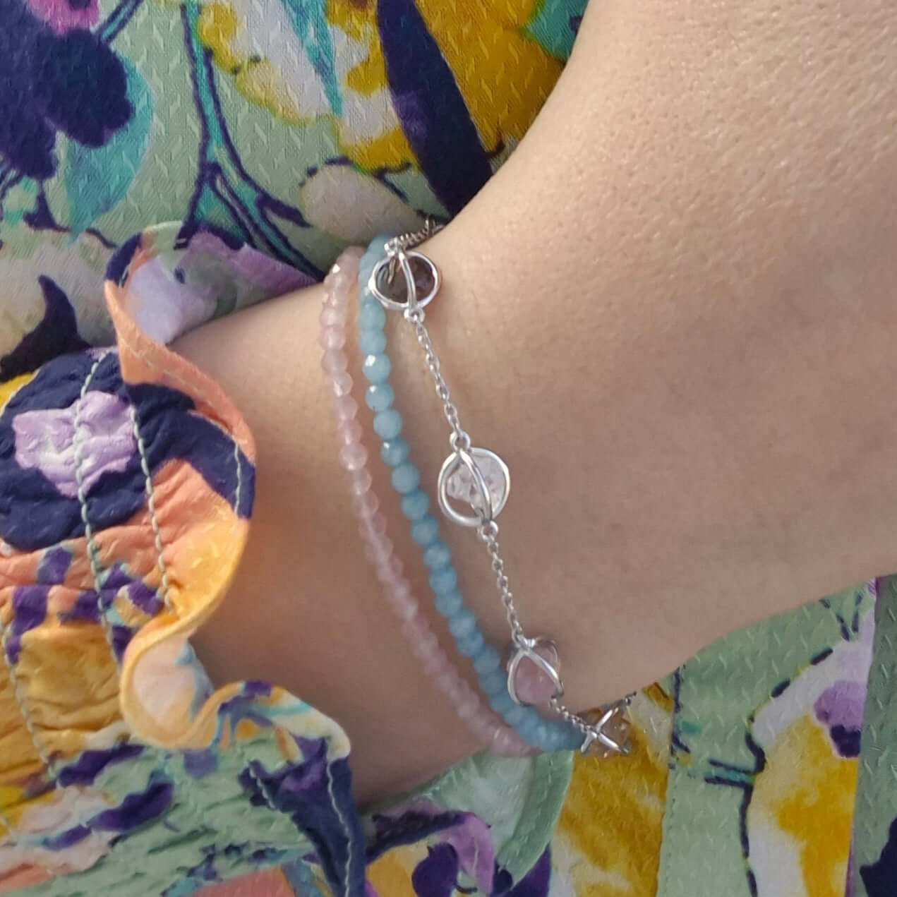 affirmationsarmband med rosenkvarts och akvamarin i silver.
