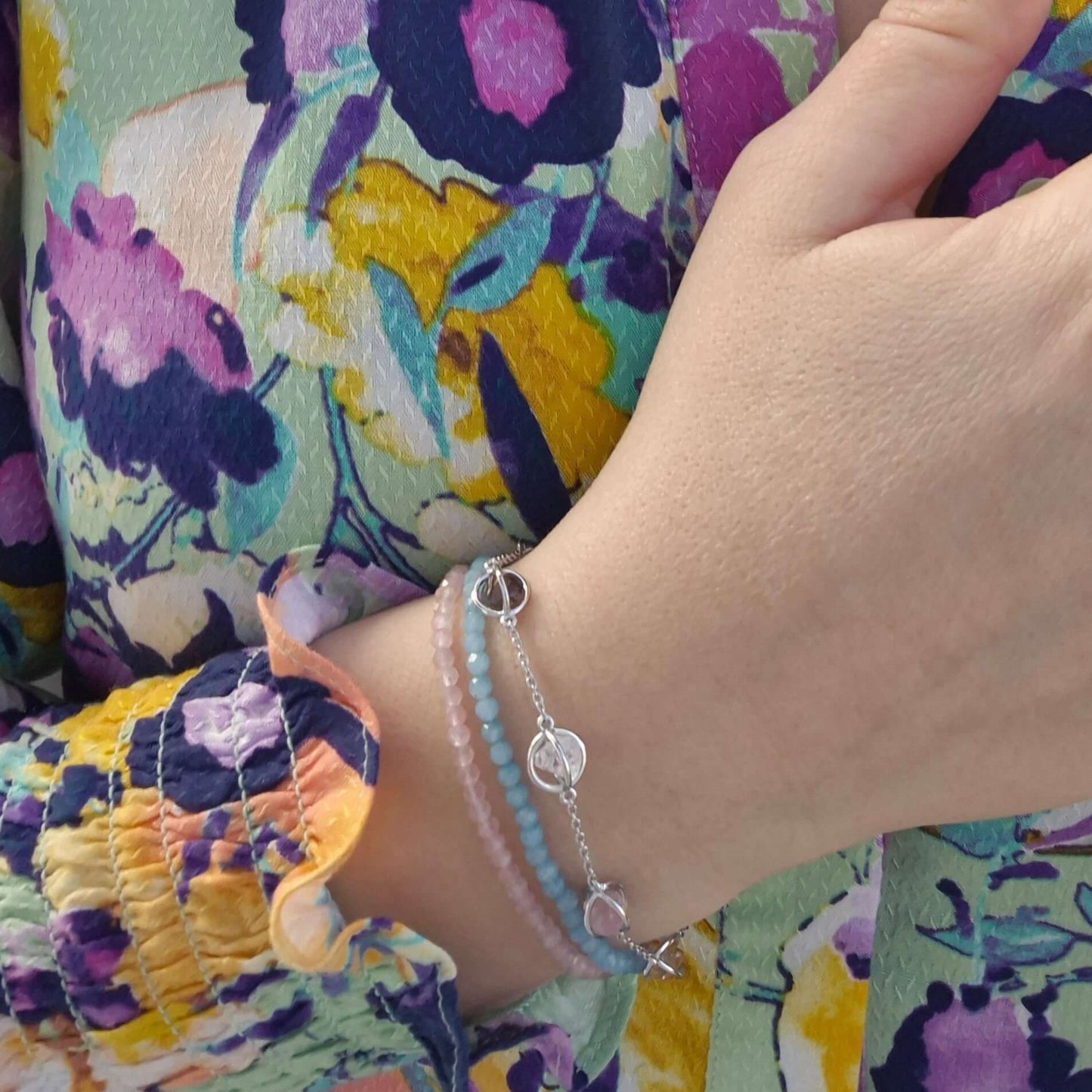 Armband med facetterade kristaller av akvamarin och justerbart lås