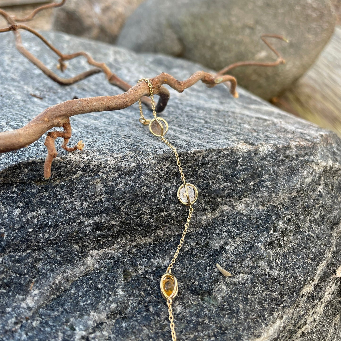 Armband i guldförgyllt äkta silver med råa kristaller av citrin, rökkvarts och bergskristall.
