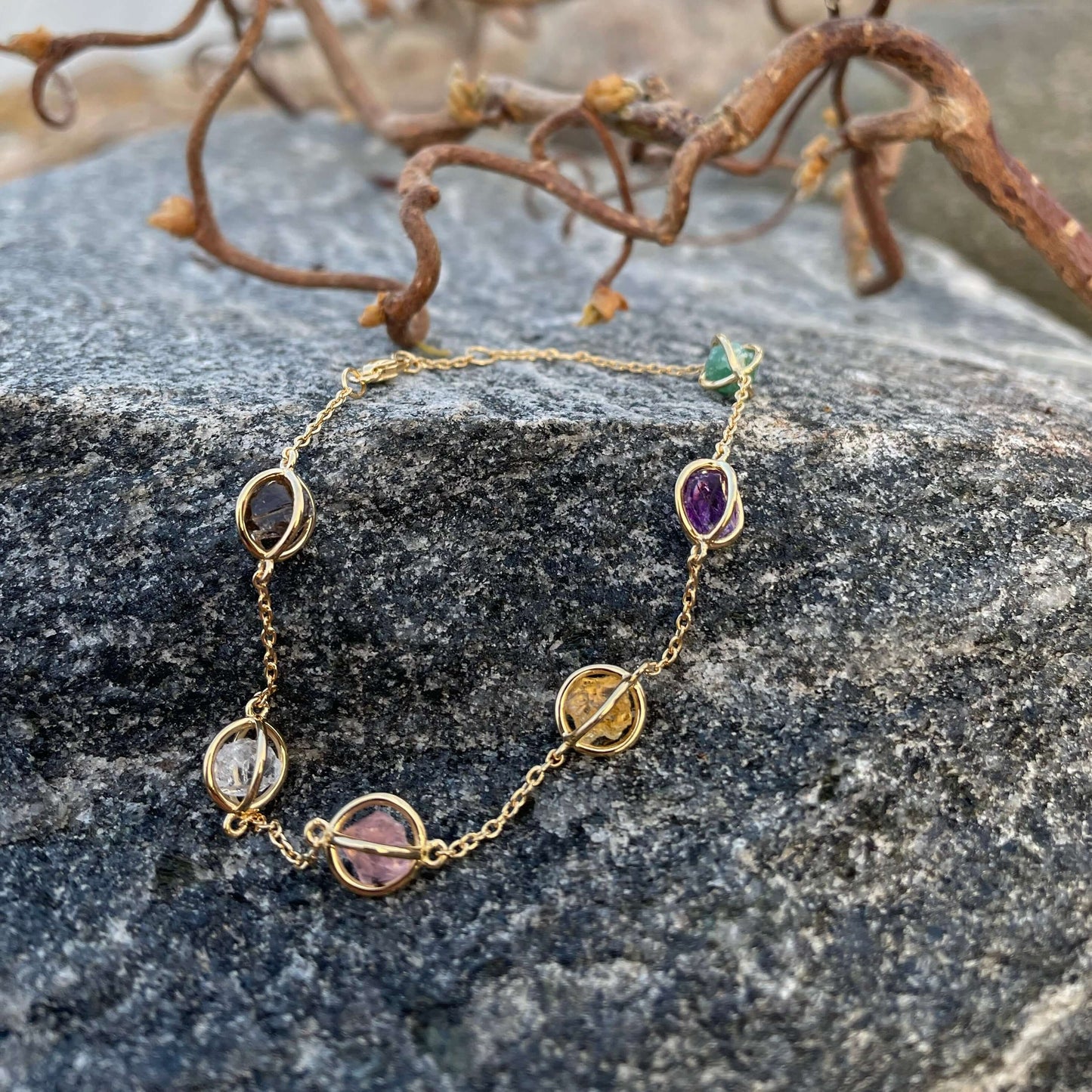 Armband med sex råa kristaller för dina affirmationer - Kristallarmband - citrin, ametist, rökkvarts. bergskristall, rosenkvarts, aventurin