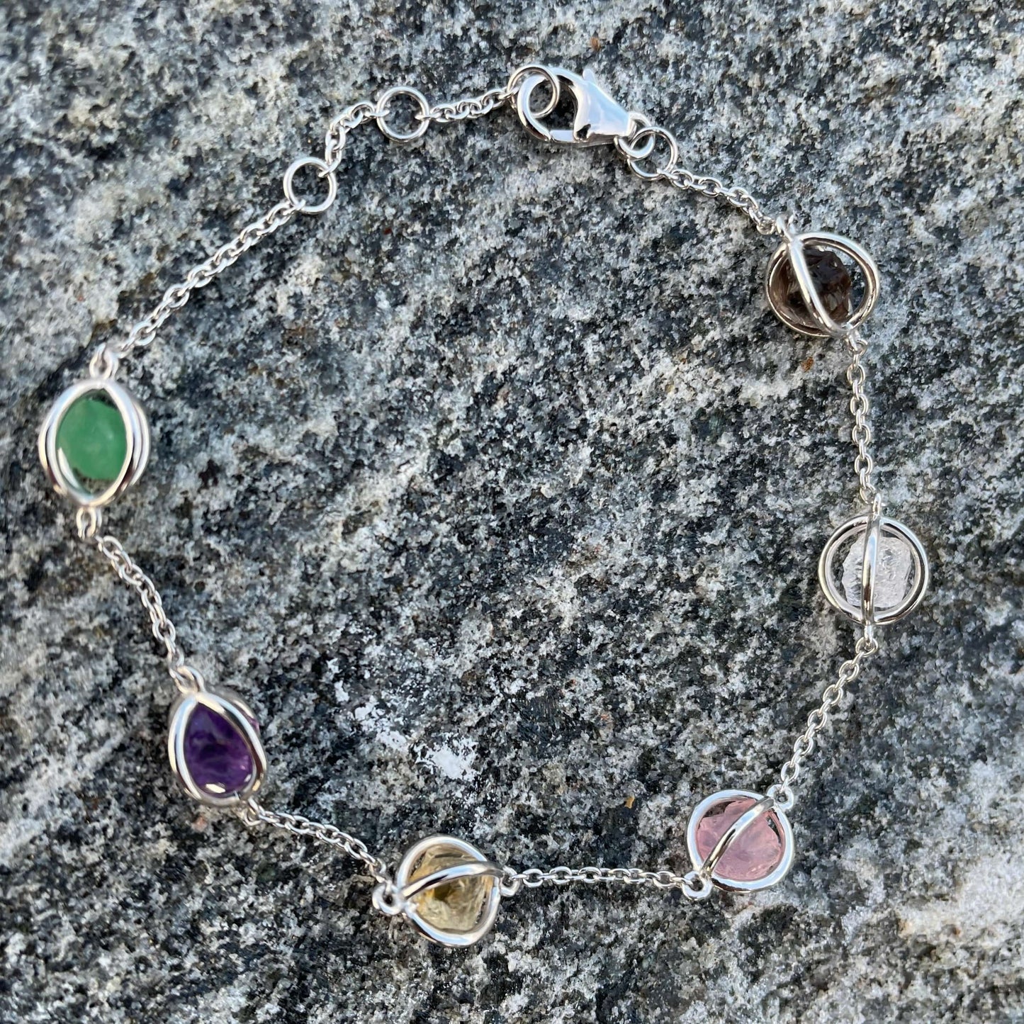 Armband med sex råa kristaller för dina affirmationer - Kristallarmband - citrin, ametist, rökkvarts. bergskristall, rosenkvarts, aventurin