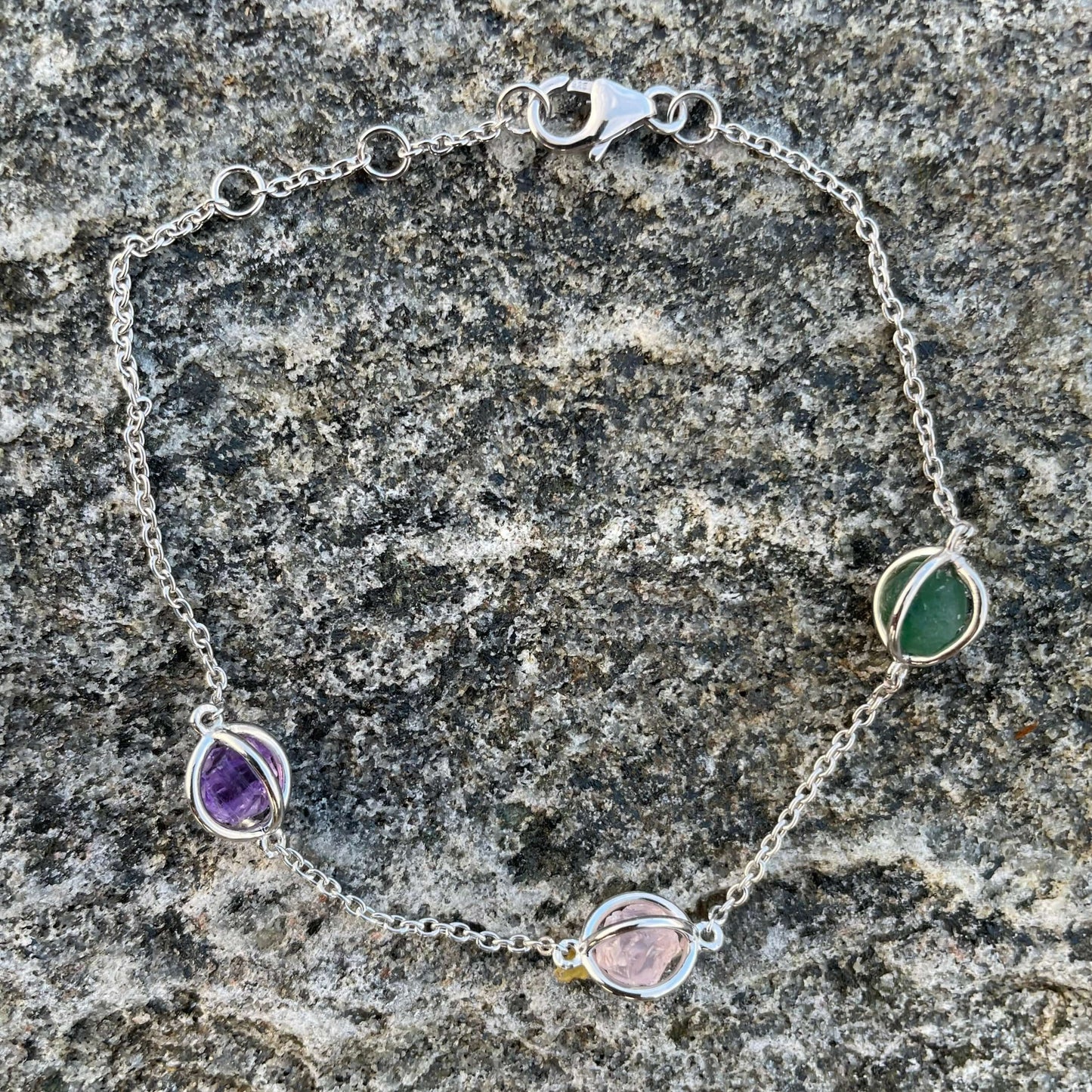 Armband i äkta silver med råa kristaller av ametist, rosenkvarts och aventurin.