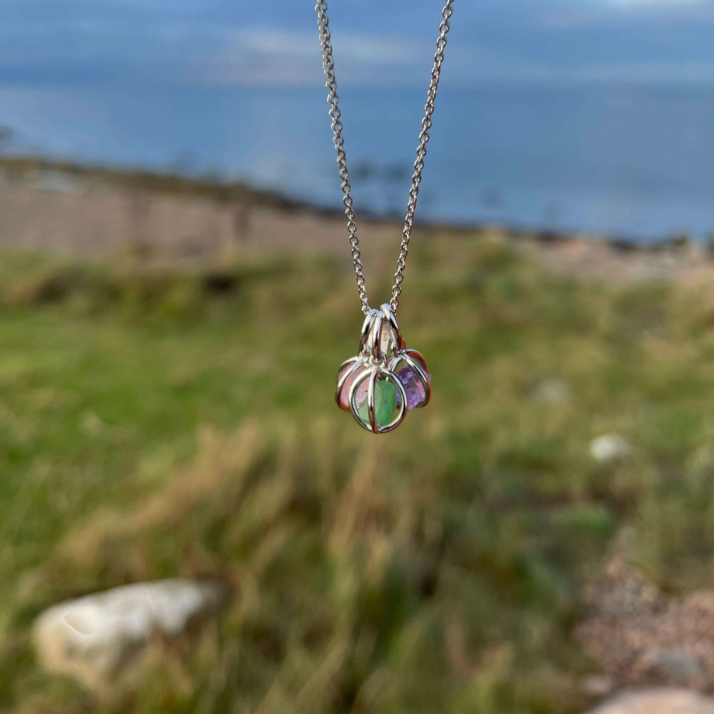 Hänge med rå rosenkvarts kristall och äkta silver
