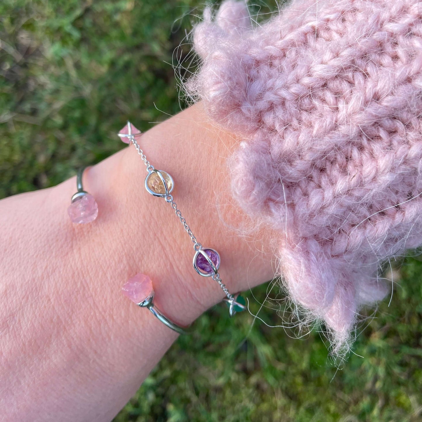 Armband med sex råa kristaller för dina affirmationer - Kristallarmband - citrin, ametist, rökkvarts. bergskristall, rosenkvarts, aventurin