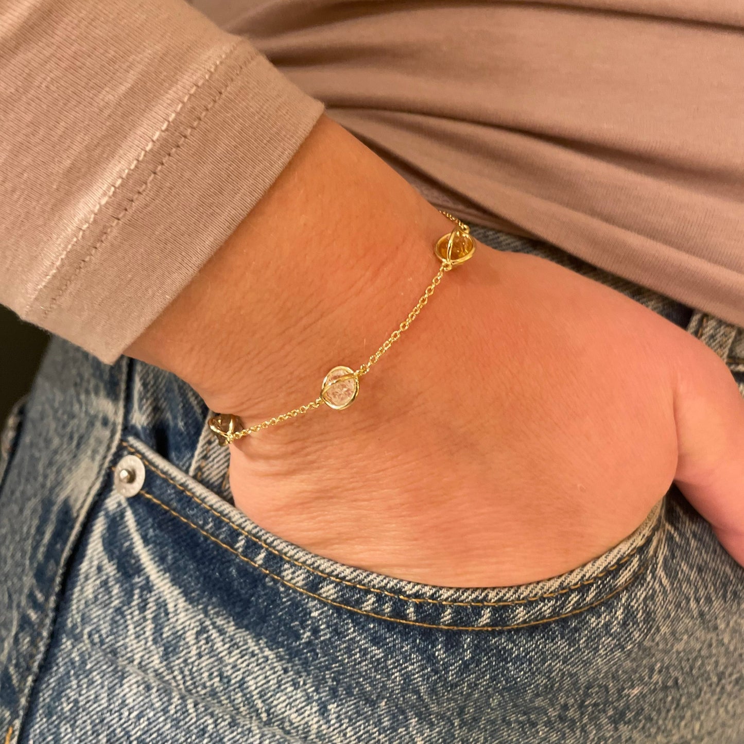 Armband i guldförgyllt äkta silver med råa kristaller av citrin, rökkvarts och bergskristall.