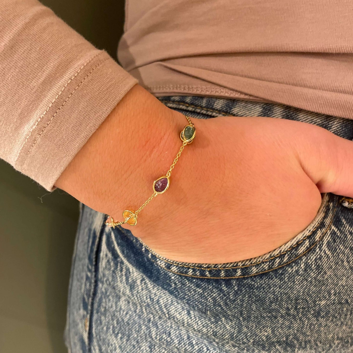Armband med sex råa kristaller för dina affirmationer - Kristallarmband - citrin, ametist, rökkvarts. bergskristall, rosenkvarts, aventurin