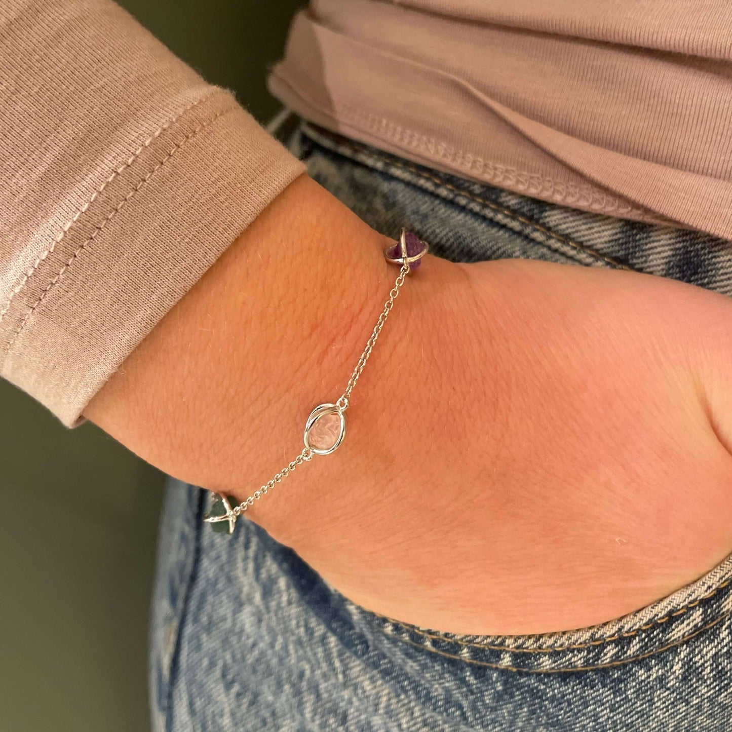 Armband i äkta silver med råa kristaller av ametist, rosenkvarts och aventurin.