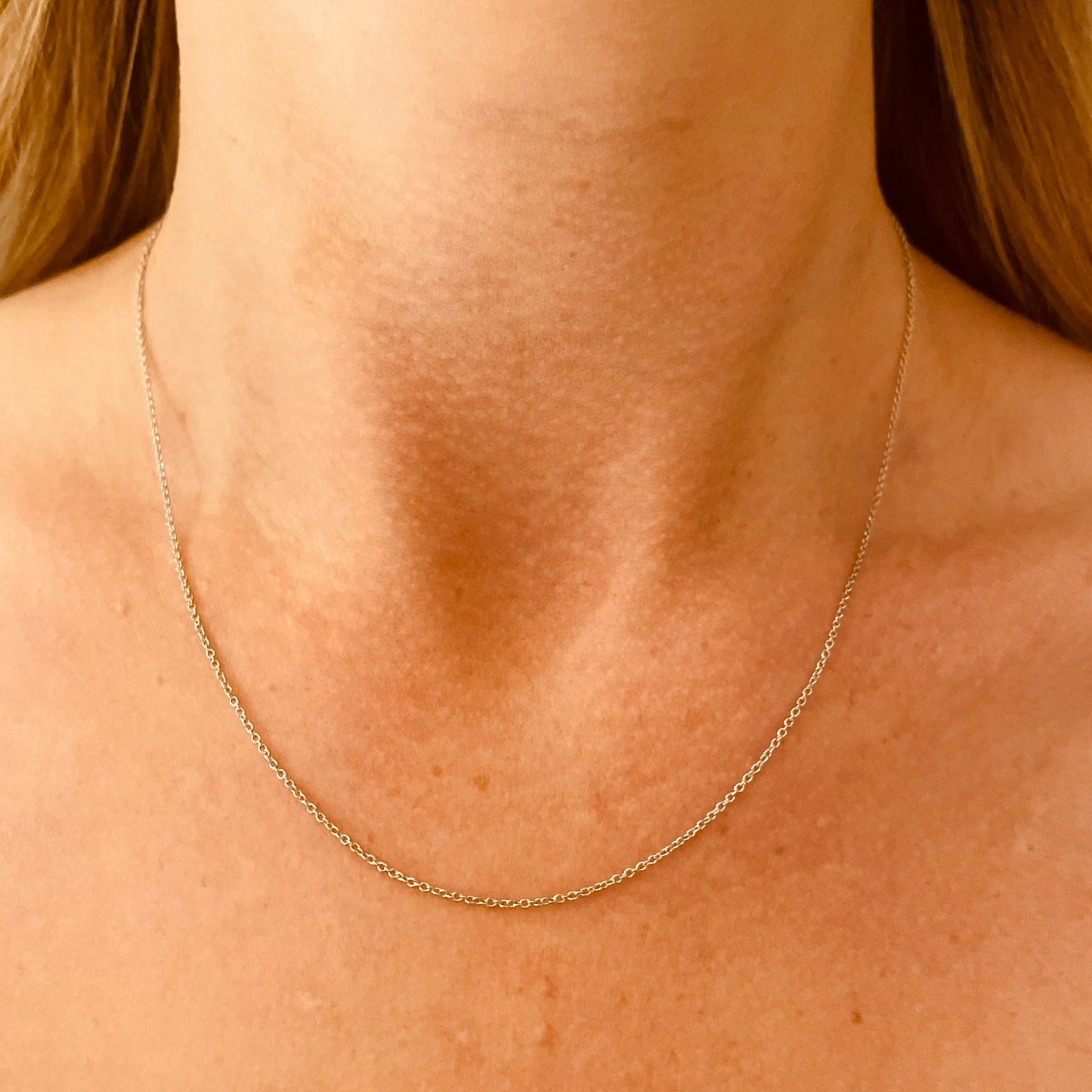 Halsband och kedjor av guldförgyllt silver och äkta silver i justerbar storlek till dam