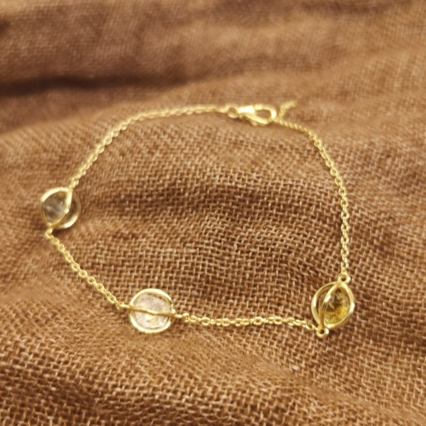 Armband i guldförgyllt äkta silver med råa kristaller av citrin, rökkvarts och bergskristall.