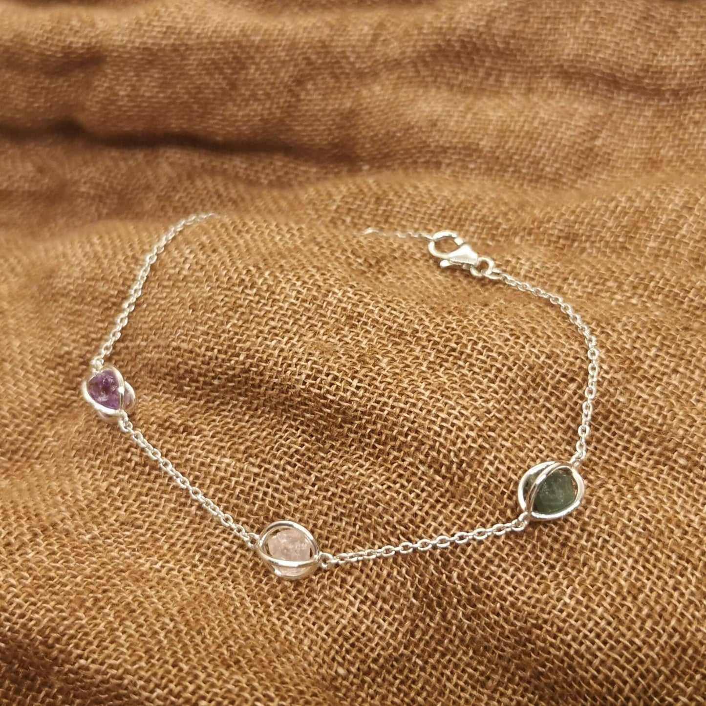 Armband i äkta silver med råa kristaller av ametist, rosenkvarts och aventurin.