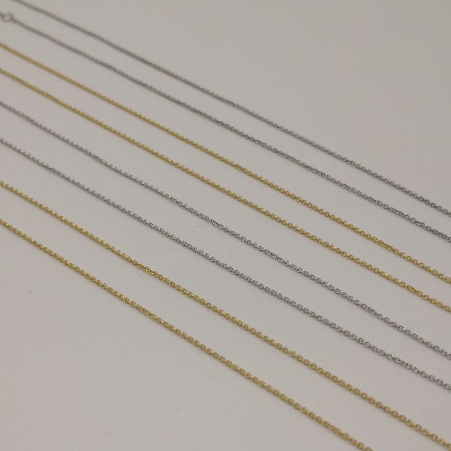 Halsband och kedjor av guldförgyllt silver och äkta silver i justerbar storlek till dam