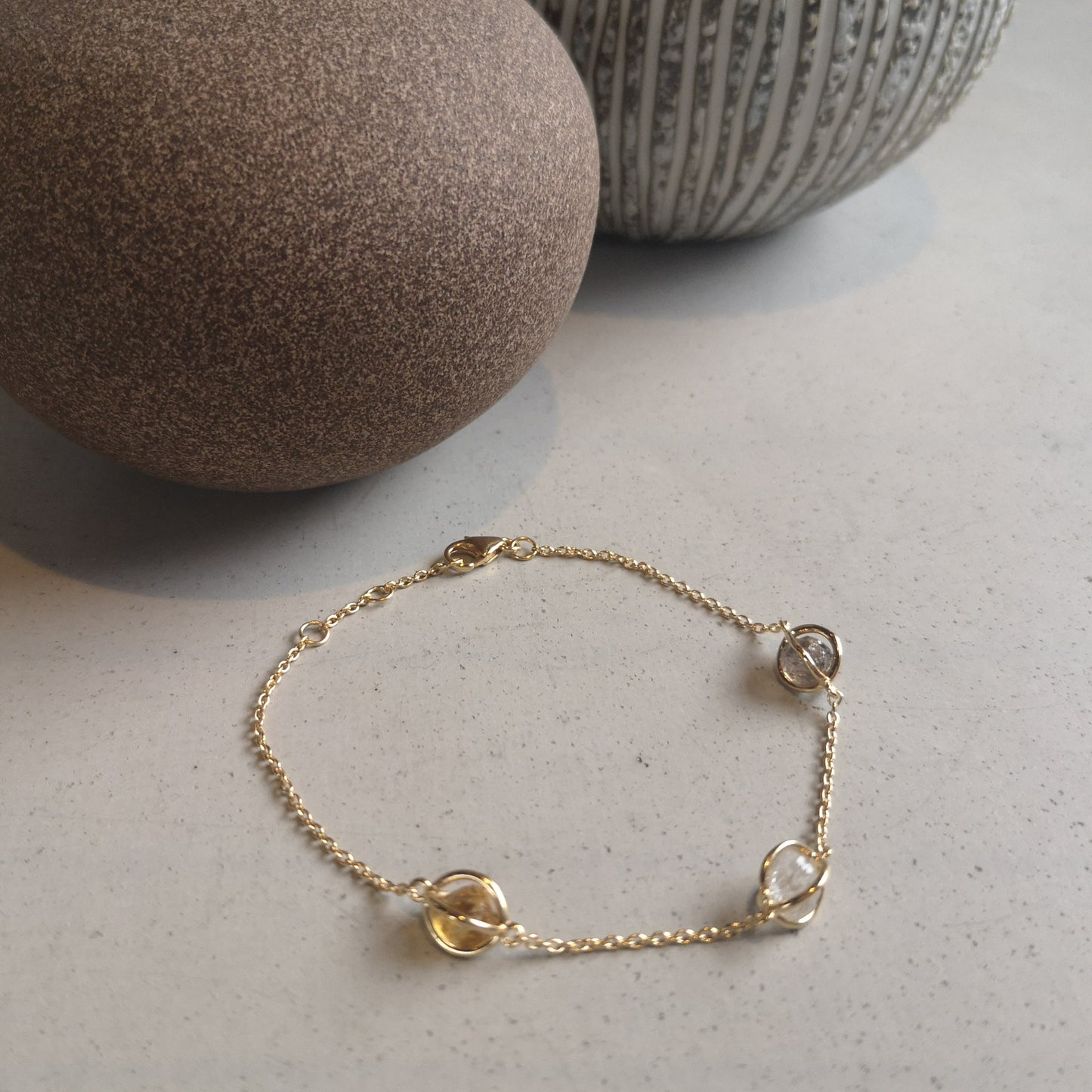 Armband i guldförgyllt äkta silver med råa kristaller av citrin, rökkvarts och bergskristall.