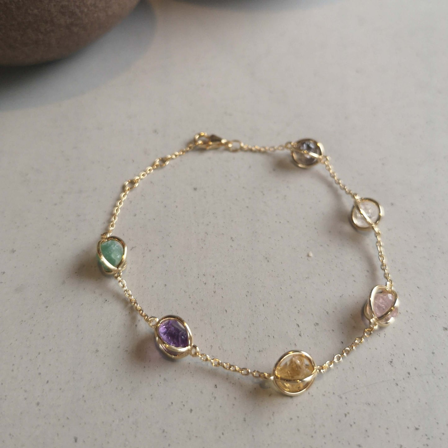 Armband med sex råa kristaller för dina affirmationer - Kristallarmband - citrin, ametist, rökkvarts. bergskristall, rosenkvarts, aventurin till dam
