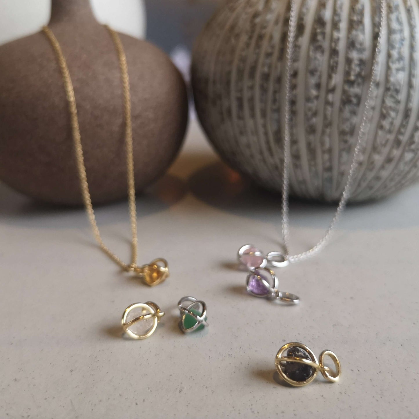 Hängen till halsband av guldförgyllt silver och silver med råa kristaller. Ametist, rökkvarts, citrin, aventurin, bergskristall, rosenkvarts