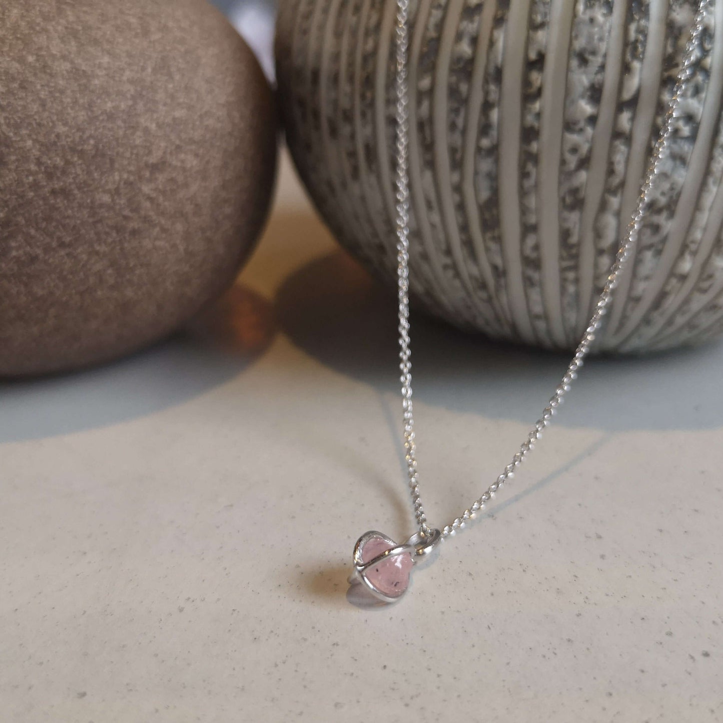 Hänge med rå rosenkvarts kristall och äkta silver