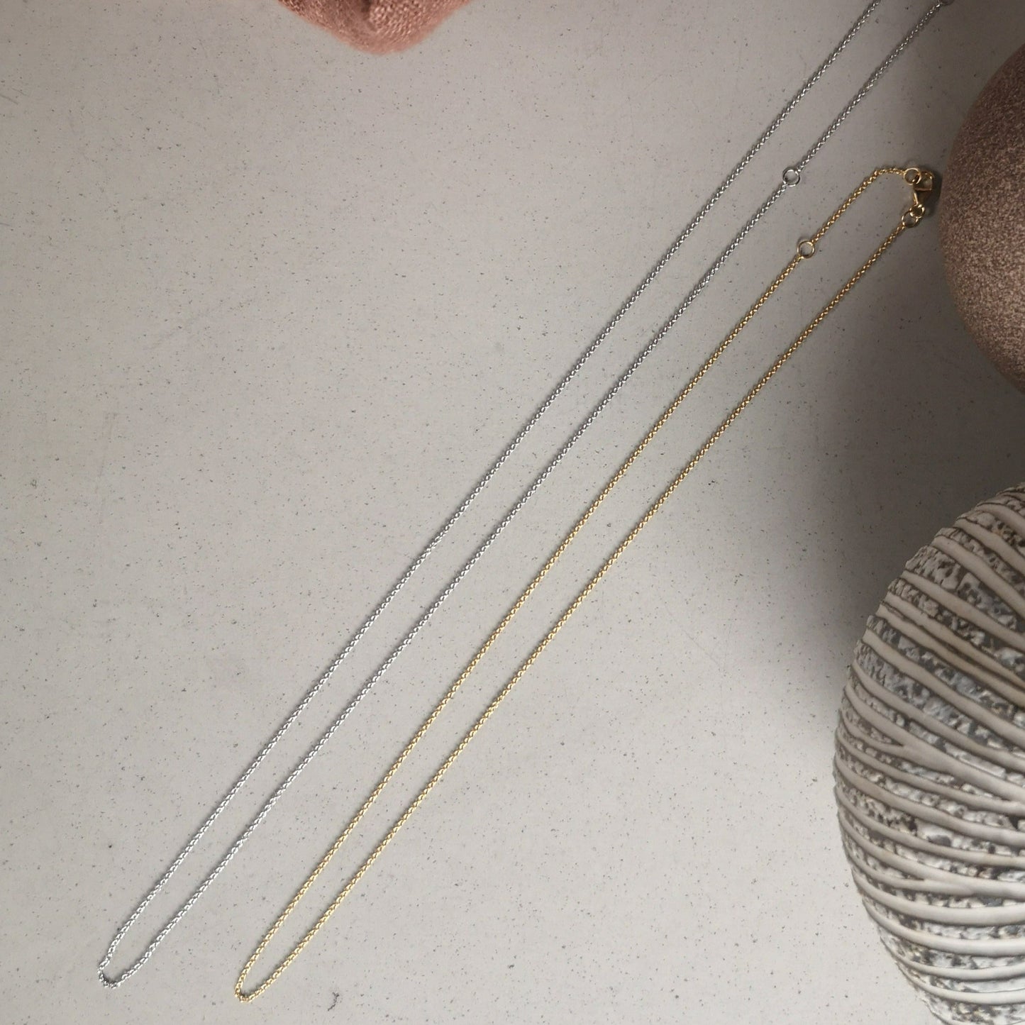 Halsband och kedjor av guldförgyllt silver och äkta silver i justerbar storlek till dam