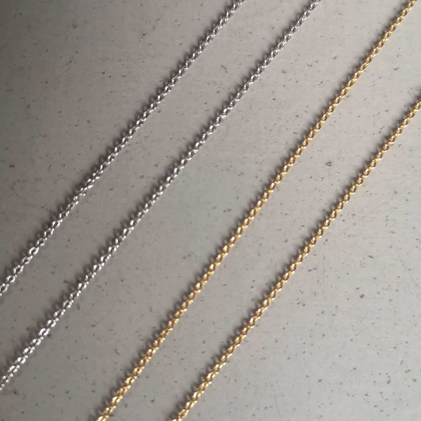 Halsband och kedjor av guldförgyllt silver och äkta silver i justerbar storlek till dam