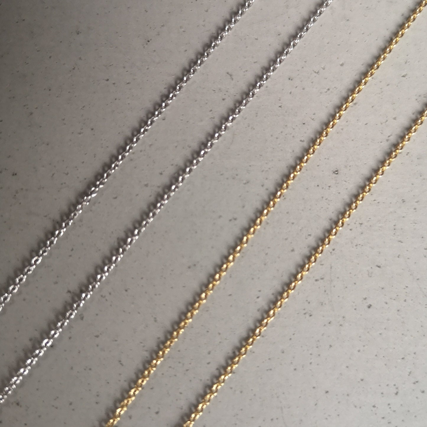 Halsband och kedjor av guldförgyllt silver och äkta silver i justerbar storlek till dam