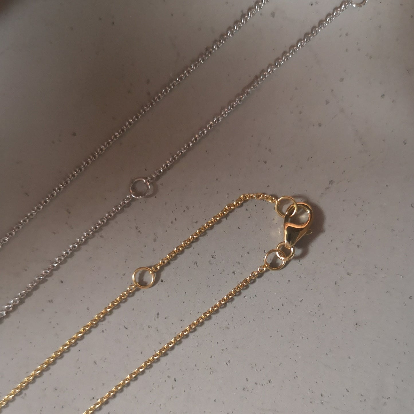 Halsband och kedjor av guldförgyllt silver och äkta silver i justerbar storlek till dam